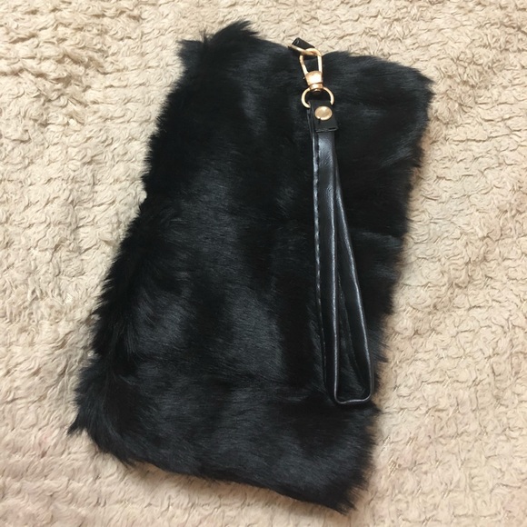 Host Pick 3/18๐Faux Fur Adorable Clutch/Wristlet - Picture 4 of 4